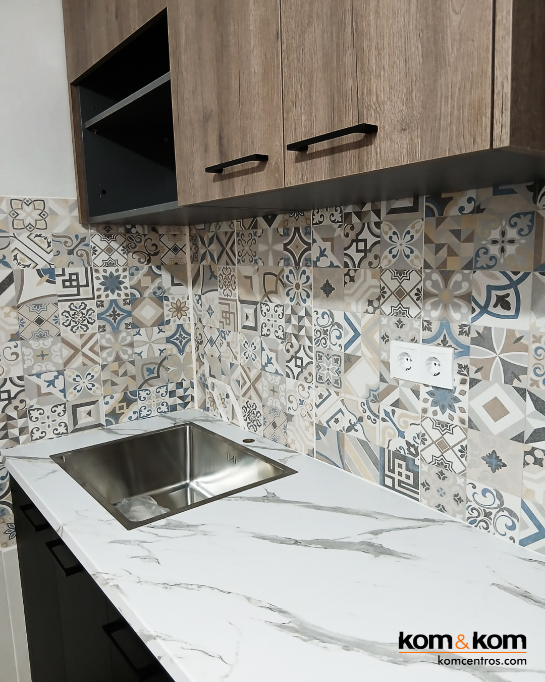 cocina original: negro, madera y azulejos vintage